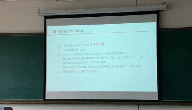投影仪性能差异如何影响教学效果